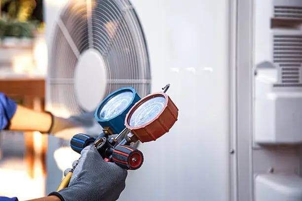 İki gösterge manometreden oluşan manifold seti — R32 ve R410A gibi soğutucu akışkan işlemleri