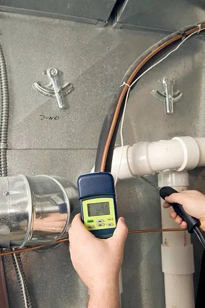 Bakır boru hattı üzerinde okuma yapan ölçüm cihazı — KIP ve CO₂ eşdeğeri hesabında kullanılan teknik ölçüm